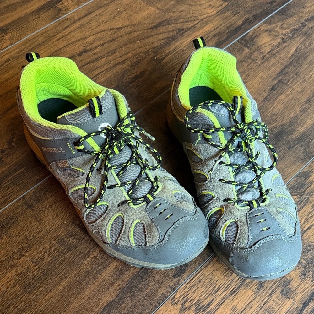Merrell Gray and Lime Trail Shoes boys size 6 (SB1)